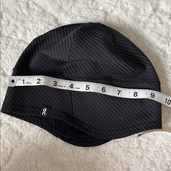 On Running Lumos Beanie | Black - Picture 9 of 10
